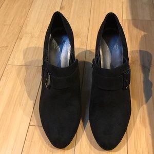 impo Sadie suede black heels size 8